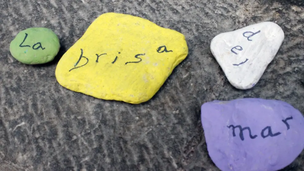 Piedras de colores formaron poemas en el Proyecto Cerillas.