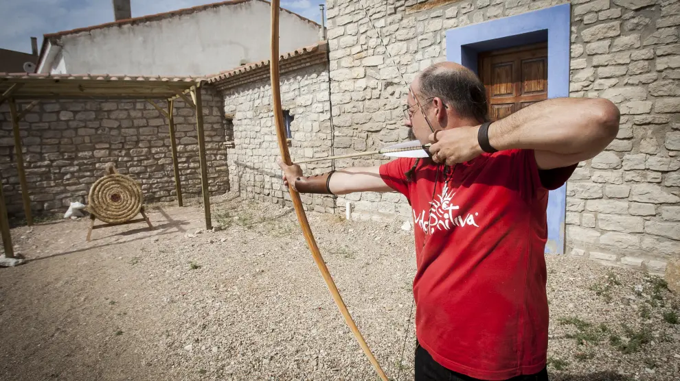 David Castillo practicando el tiro con arco medieval.