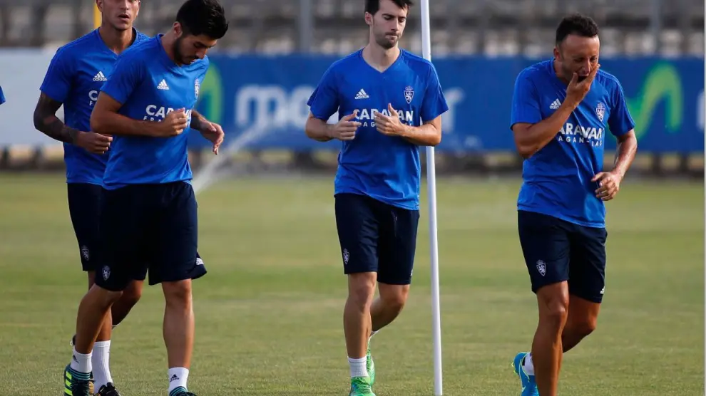 Lanzarote, junto a Xumetra (ambos, decartados por el Real Zaragoza), corren este lunes junto a Jesús Valentín y Papunashvili al inicio del entrenamiento.