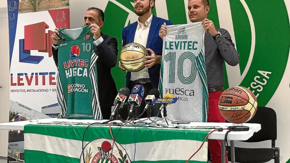 Antonio Orús (centro) junto a los representantes de Levitec con las nuevas camisetas.
