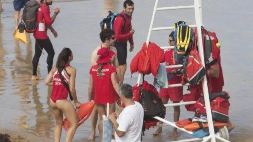 Socorristas en la playa de Gijón, en una foto de 'El Comercio' compartida por Twitter.