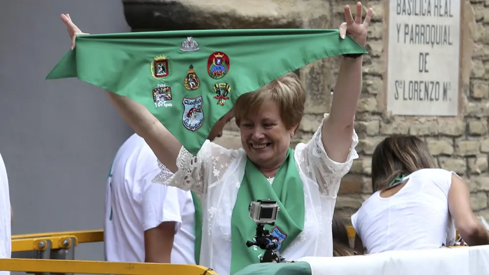 Además de la que anudó a San Lorenzo, Lourdes Plana llevó una pañoleta con los escudos de las 6 peñas.