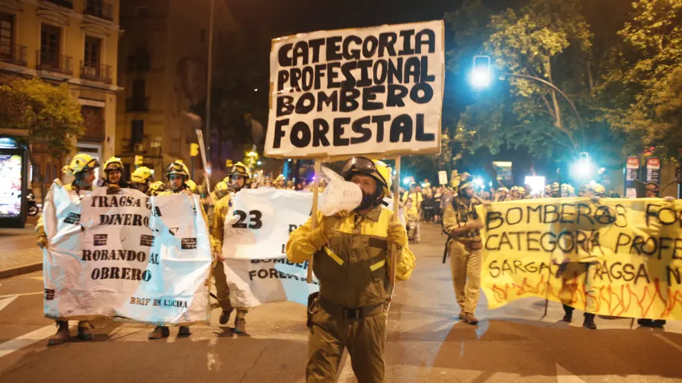 Imagen de archivo de una marcha nocturna de las brigadas forestales para denunciar su "precariedad" laboral