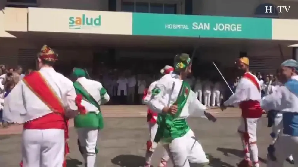 Los danzantes de Huesca homenajean al hospital San Jorge