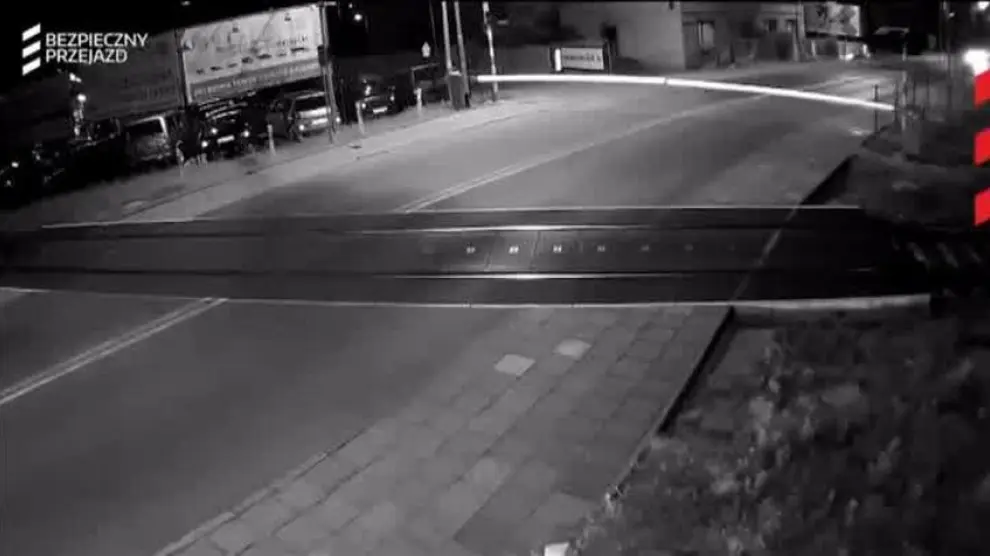 Un coche se salva por los pelos de ser arrollado por un tren en Polonia