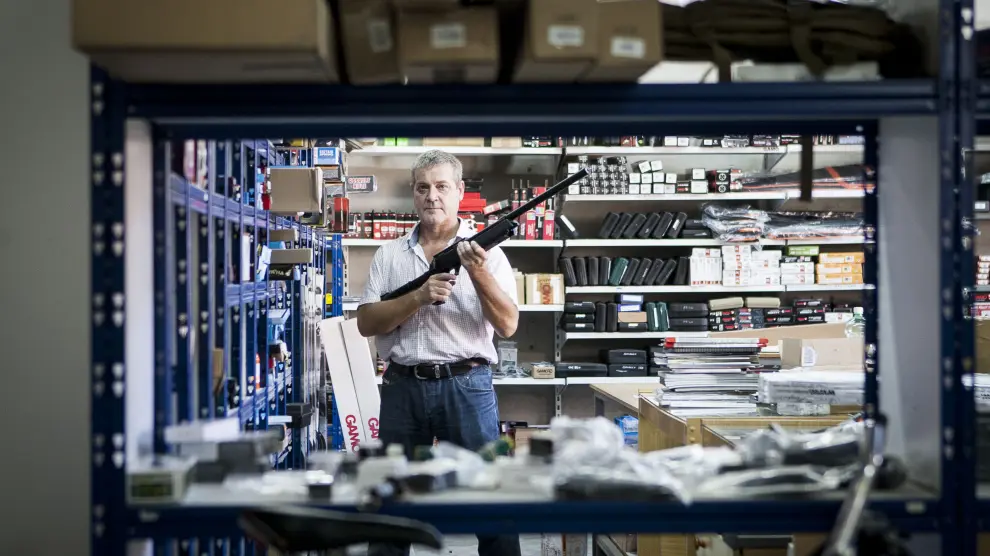 Ricardo Lop, en su almacén, con un rifle recreativo de aire comprimido. No comercia con armas de fuego.