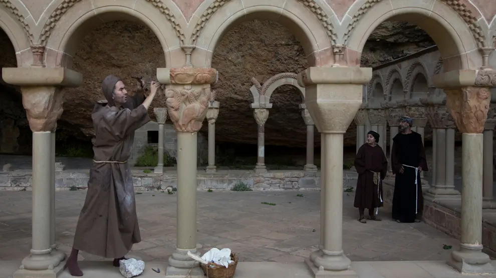 El maestro cantero trabaja en claustro del monasterio.