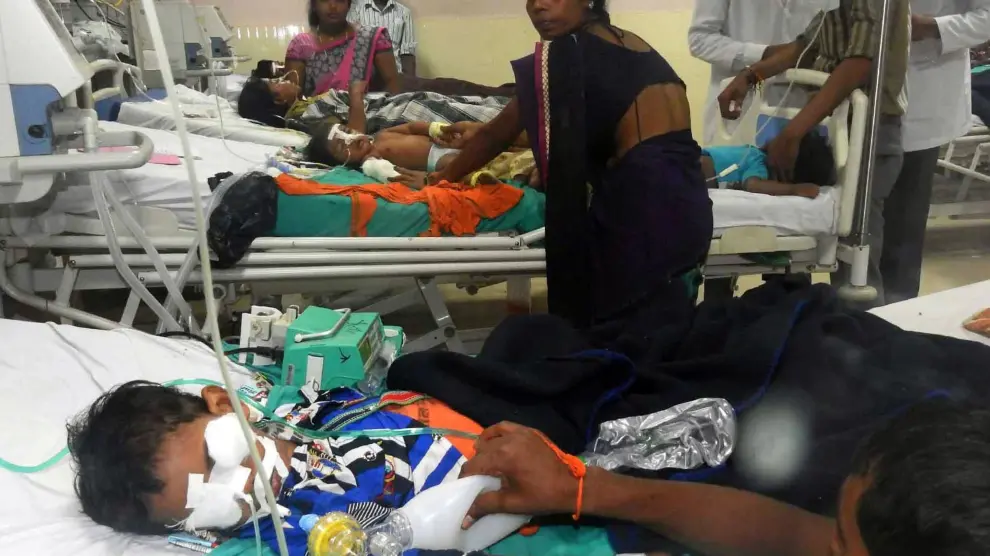 Un niño es atendido en el hospital Baba Raghav Das Medical College en el que se produjeron los fallecimientos.