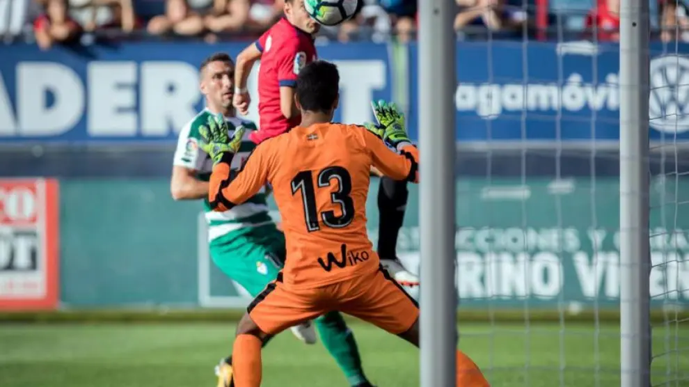 Momento en el que David Rodríguez marca el 1-0 del Osasuna al Eibar en el amistoso del viernes jugado en El Sadar y que ganaron los navarros por 2-0.