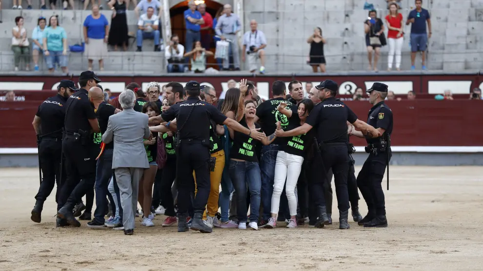 Un grupo de antitaurinos salta al ruedo antes de la final del certamen de Novilladas Nocturnas, que se celebra este domingo en Las Ventas.