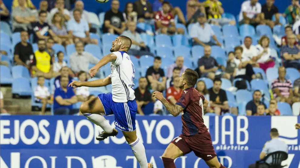 Verdasca salta ante el eibarrés Rubén Peña en un lance de juego este pasado sábado en La Romareda.