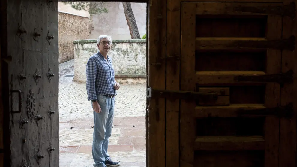 Antonio Jiménez, en la puerta de la catedral de Albarracín.