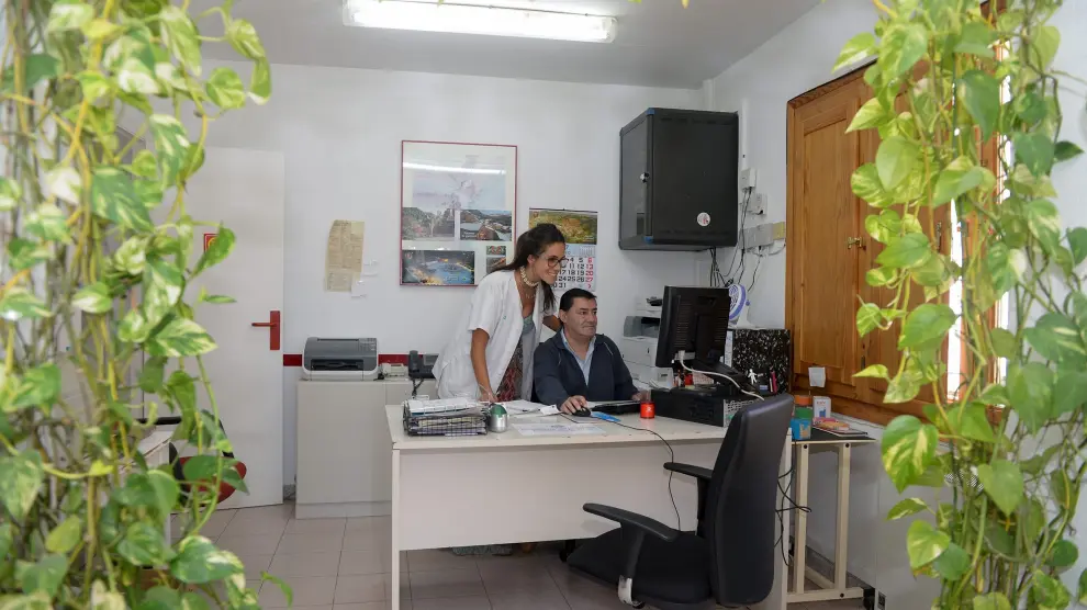 Dos sanitarios del centro de salud de Báguena, en Teruel, esta misma semana.