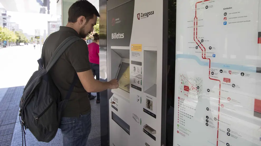 Un usuario recarga su tarjeta en una de las máquinas expendedoras de la plaza de España.