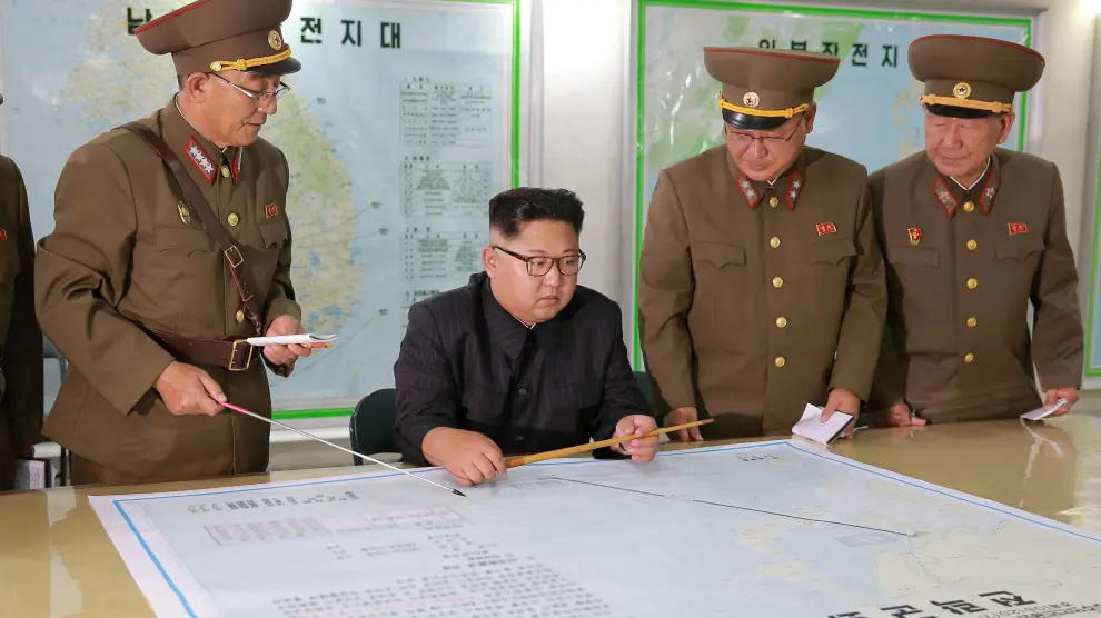 Kim Jong Un con varios mandos militares del régimen norcoreano.