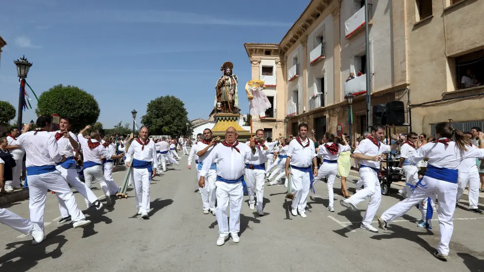 Los danzantes interpretan el baile de San Roque por las calles de Calamocha en dos filas con la imagen del santo en el centro.