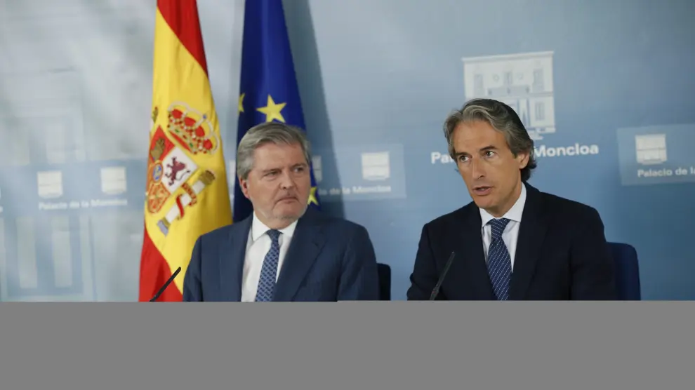 Méndez de Vigo y De la Serna tras el Consejo de Ministros.