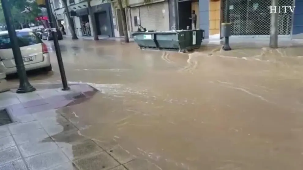 Un reventón inunda varias calles del centro de Zaragoza