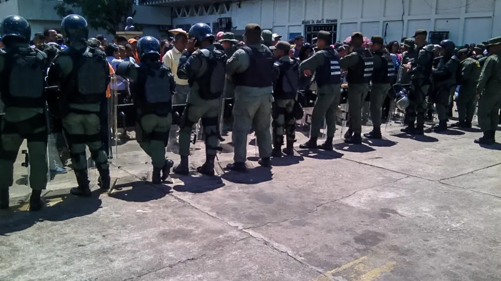 Funcionarios de la Guardia Nacional Bolivariana custodian las inmediaciones de la prisión de Puerto Ayacucho