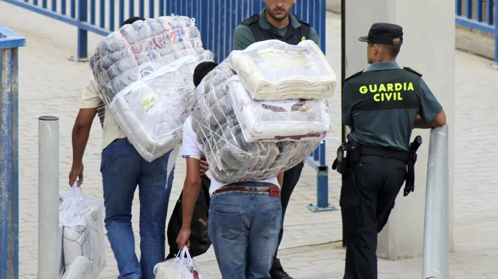 El tráfico de mercancías entre Ceuta y Marruecos se ha reanudado hoy después de haber estado ocho días sin actividad como consecuencia del cierre decretado por la elevada presión migratoria que obligó a destinar todos los servicios policiales al paso fronterizo.