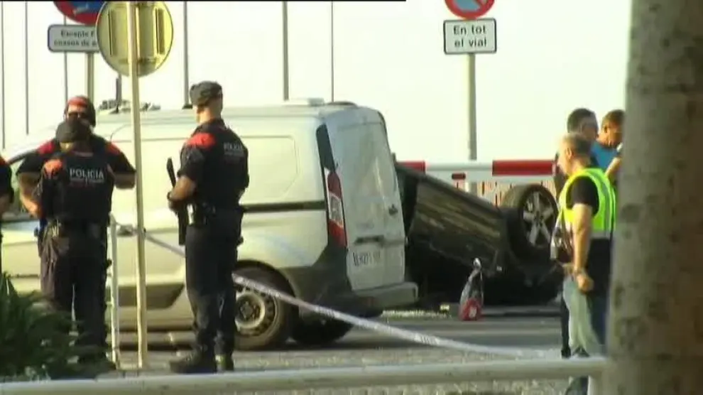 Los Mossos retiran el coche con el que los terroristas huyeron en Cambrills
