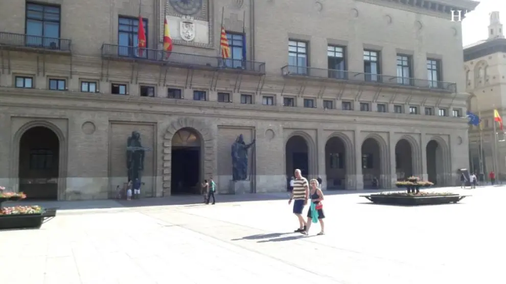 Banderas a media asta por los atentados de Cataluña