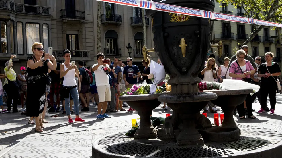 Reabren las estaciones de Metro y tren de Barcelona y Canaletas se convierte en un altar improvisado