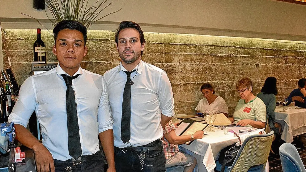 Los camareros Ricardo Jefferson y Alejandro Martínez, en el restaurante La Buganvilla.