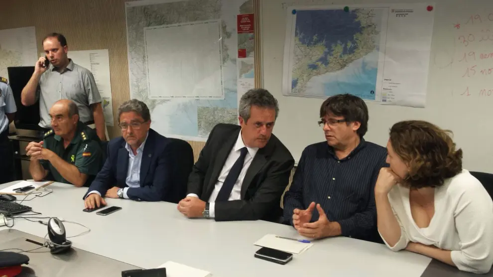 El presidente de la Generalitat, Carles Puigdemont,2ºD, la alcaldesa de Barcelona, Ada Colau,d., se han sumado a la reunión de urgencia del Centro de Coordinación Operativa de Cataluña (CECAT), que ha convocado el conseller de Interior