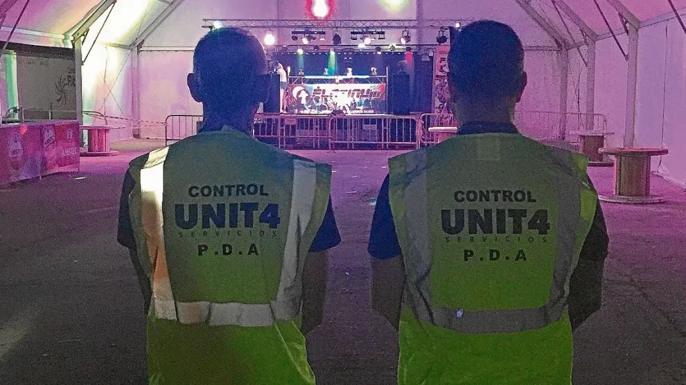Los empleados de la empresa de control Unit4, trabajando en una fiesta reciente en Aragón.
