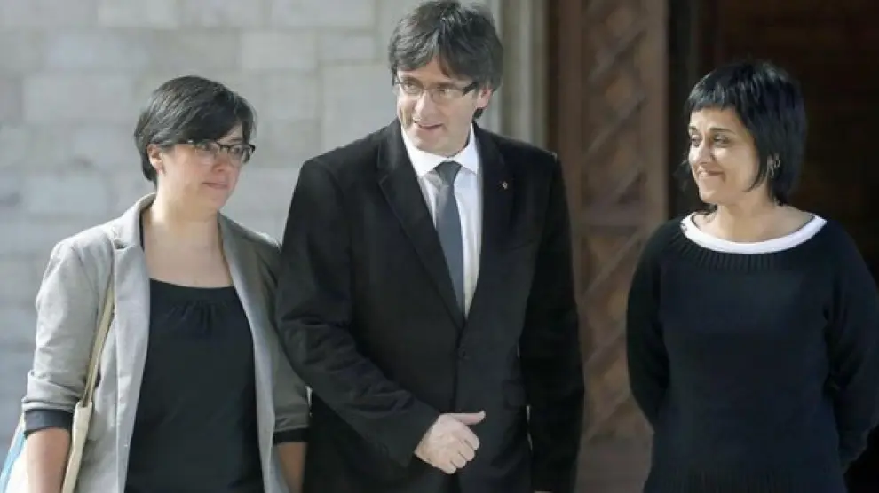 Mireia Boya, con Carles Puigdemont y Anna Gabriel