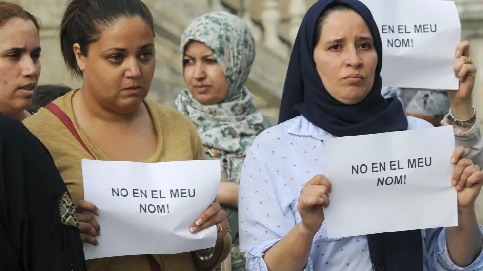 Mujeres musulmanas, durante el minuto de silencio que guardaron este sábado en Ripoll contra los atentados de Barcelona y Cambrils y en solidaridad con las víctimas.