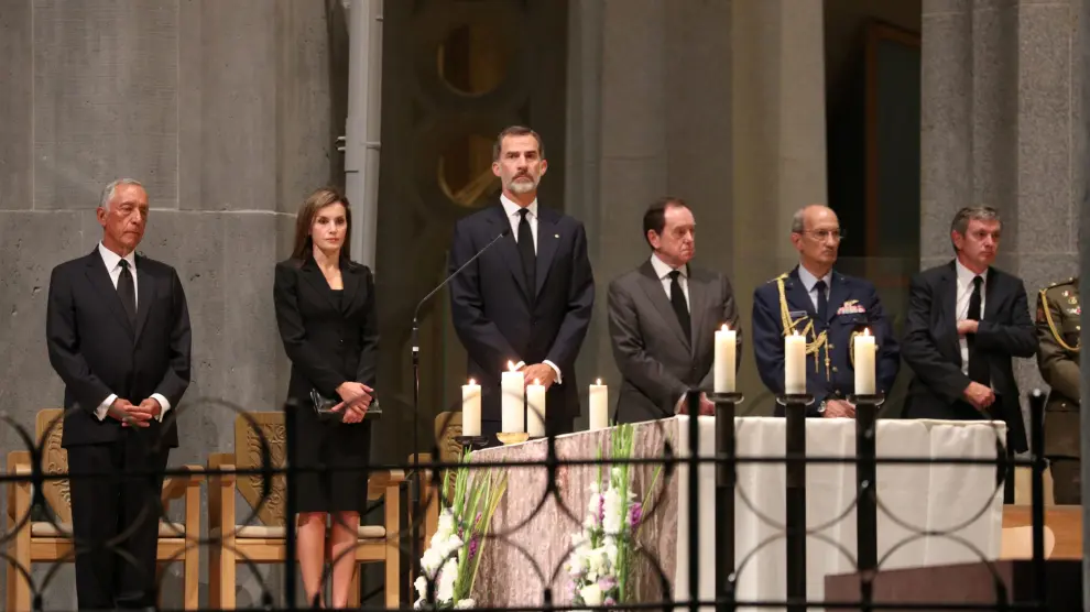 La Sagrada Familia acoge una misa por la paz con los Reyes, Rajoy, su homólogo portugués y Puigdemont