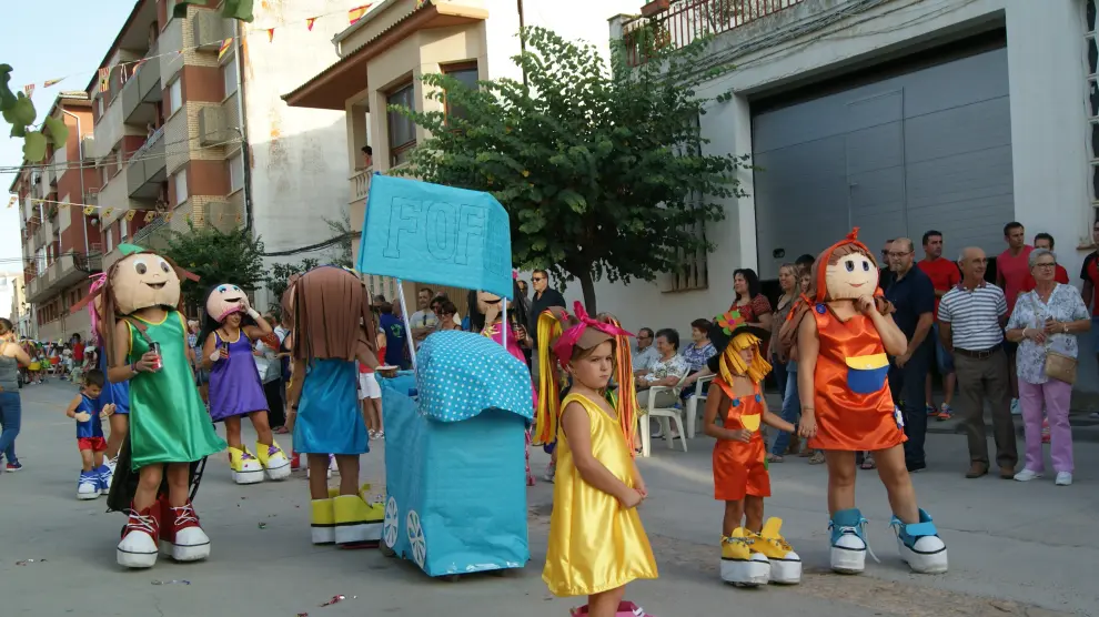 Un grupo de participantes se disfrazó de muñecas con vistosos vestidos y zapatillas.