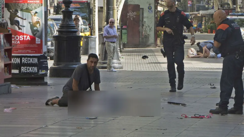 Harry Athwal, arrodillado sobre el piso de Las Ramblas minutos después del ataque.