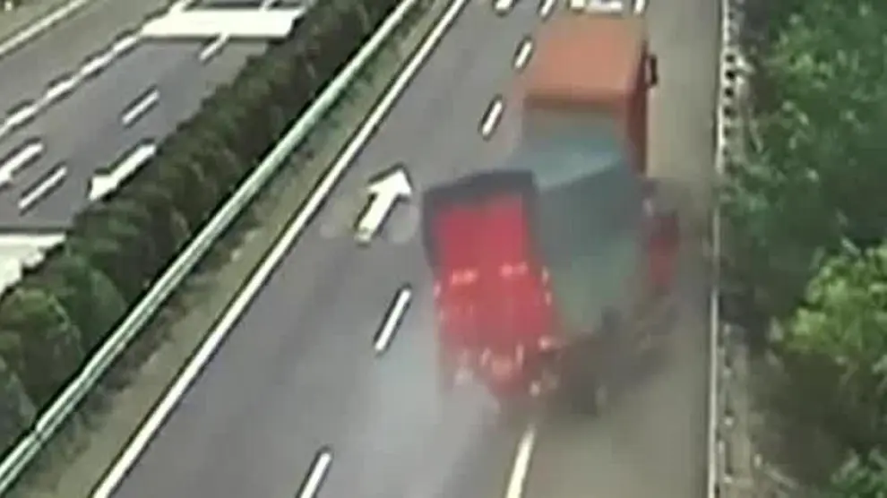 Un camión cae por un barranco en China cuando trataba de adelantar
