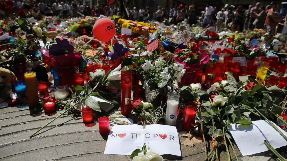 Velas y flores recuerdan a las víctimas de los atentados en La Rambla de Barcelona.