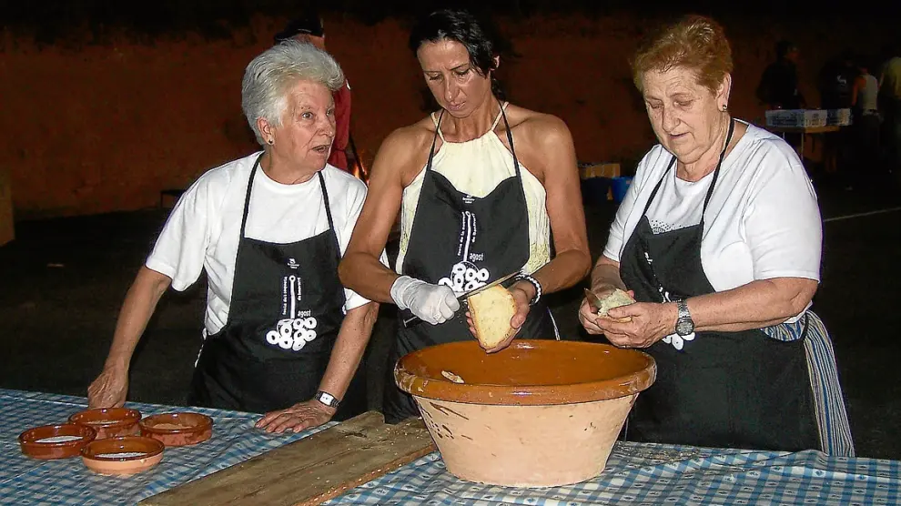 Tres de la mondongueras, en plena elaboración de la coqueta, cuya receta data del siglo XIII.
