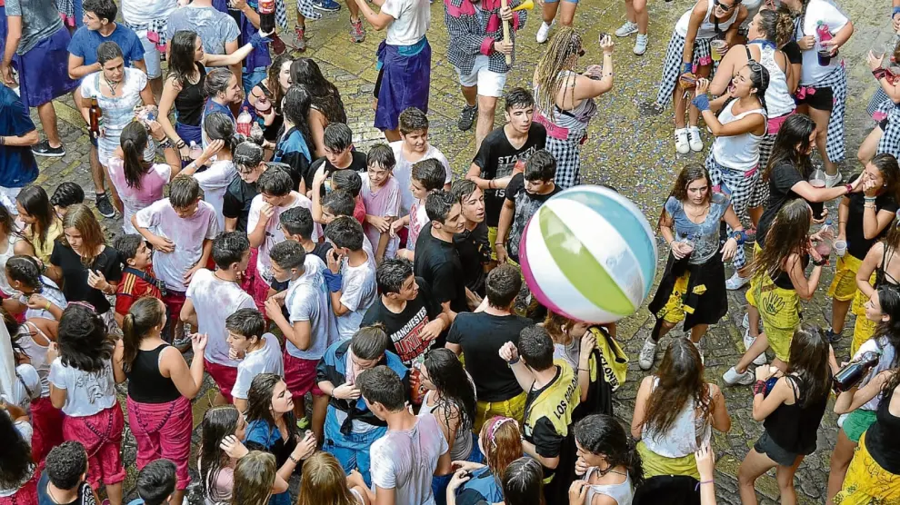 Multitud de jóvenes acabaron empapados por cerveza, cava y vino tras el chupinazo ayer en Sos del Rey Católico.