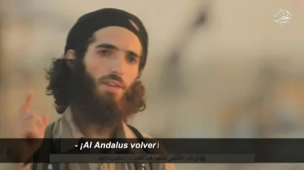 Con las imágenes del atentado y mostrando el recorrido que hizo la furgoneta por la Rambla, el Daesh celebra la matanza de Barcelona y, por primera vez en un vídeo en castellano,un yihadista encapuchado, Abu Salman al Andalusi, en árabe el 'Andaluz', amen