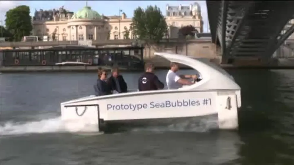 París prueba su primer taxi acuático por el Sena