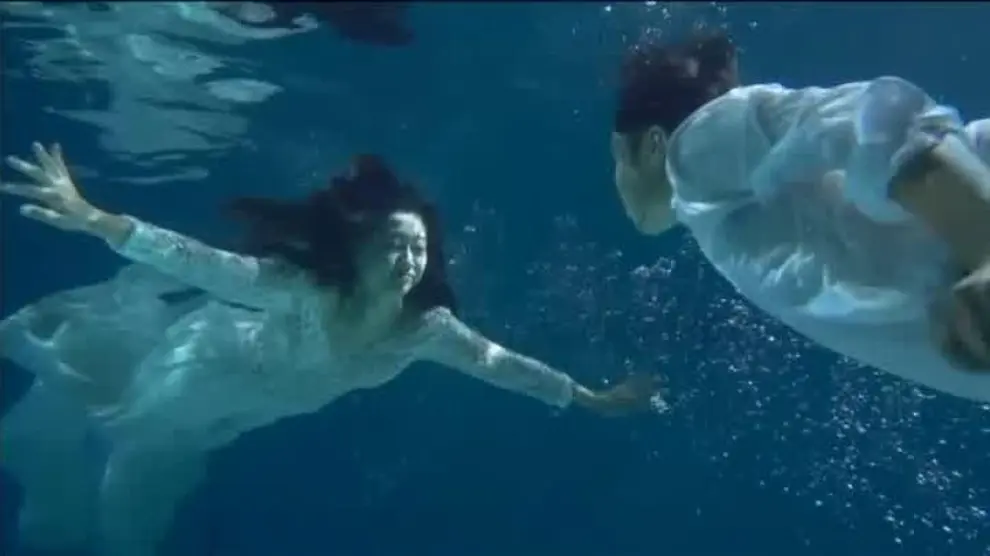 Hacerse la foto de casados debajo del agua, la última moda de China