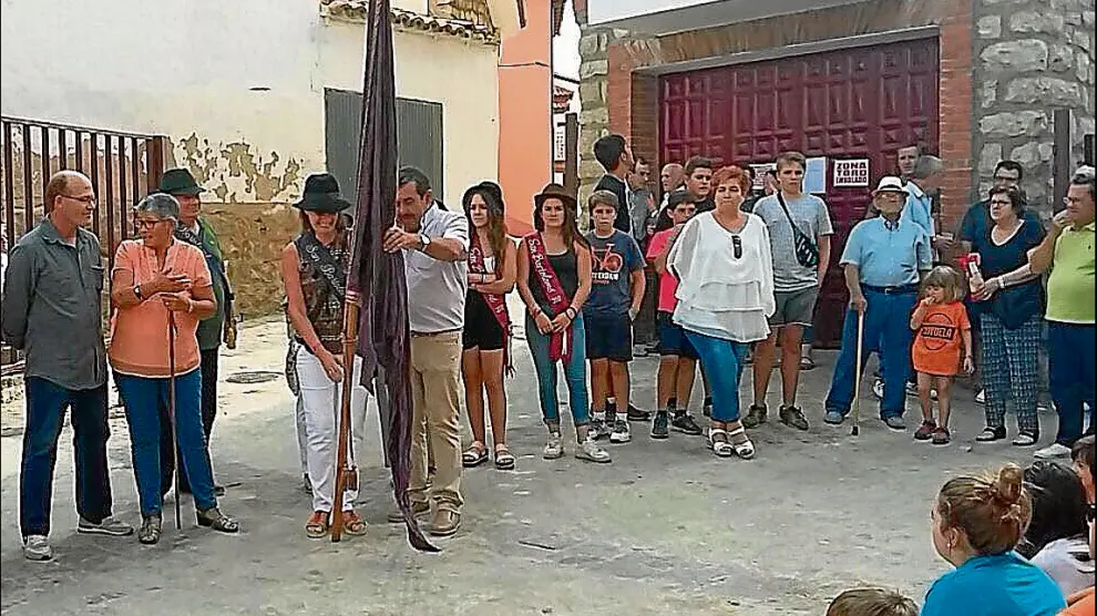 Los vecinos de Royuela asistieron ayer al traspaso de cargos de las fiestas, un acto típico de la localidad.