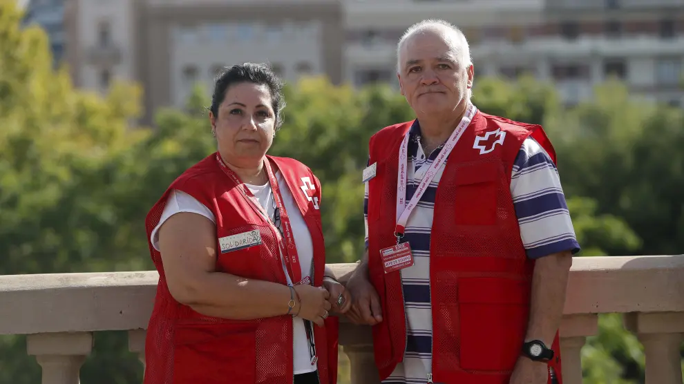 María Eugenia Trujillo y Fernando Juan, voluntarios del ERIE de la Cruz Roja en Zaragoza.