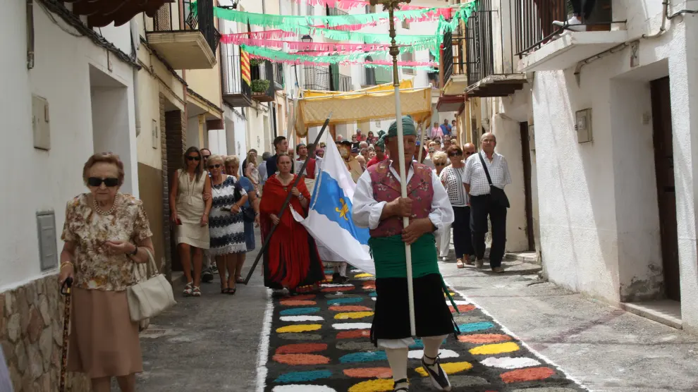 A las dos de la tarde, la procesión del Santísimo Entierro desfiló por encima de las alfombras.
