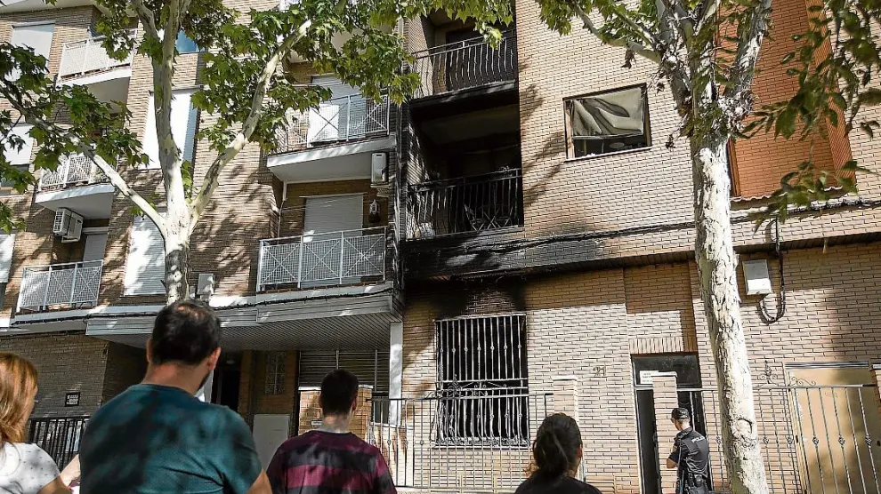 Varios vecinos de la calle de Francisco Izquierdo observan el piso en el que se produjo el incendio.