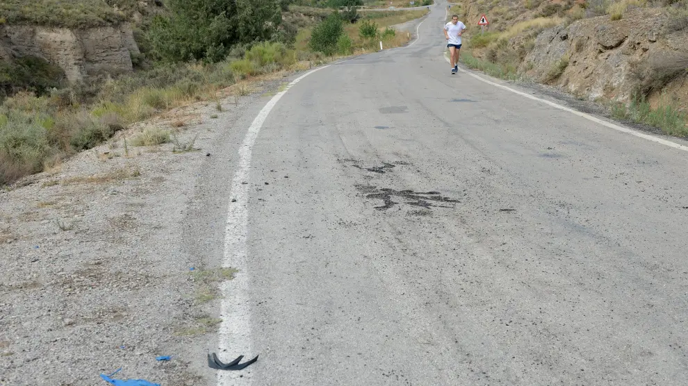 El rayo que alcanzó al ciclista levantó y chamuscó el pavimento de la carretera en el lugar del impacto.