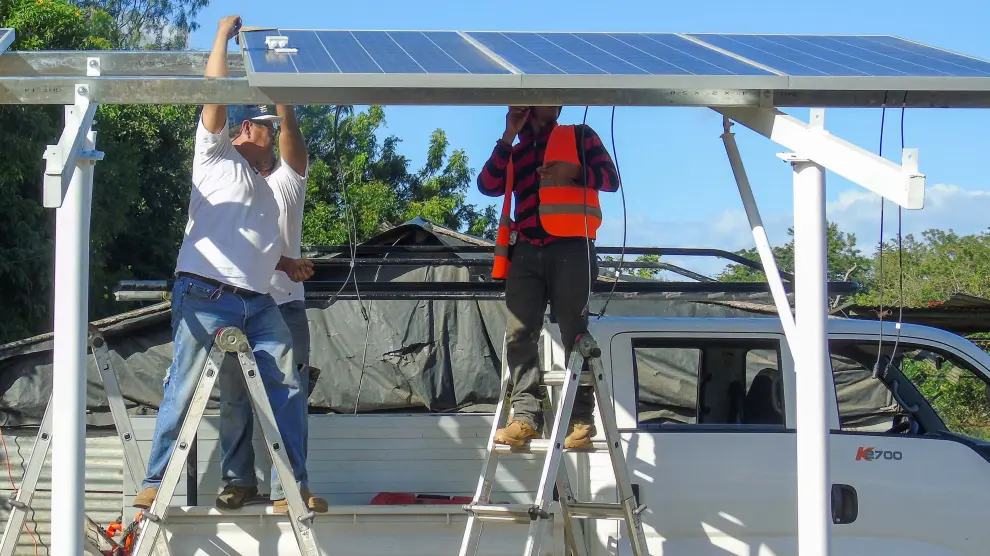 Instalación de placas solares en Achuapa, Nicaragua.
