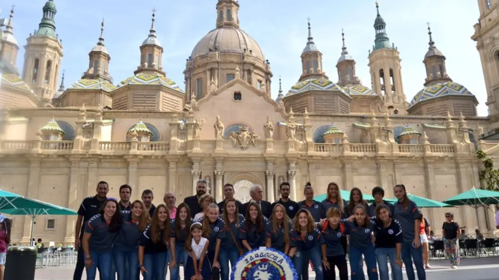Las jugadoras del Zaragoza CFF con la Basílica del Pilar de fondo.