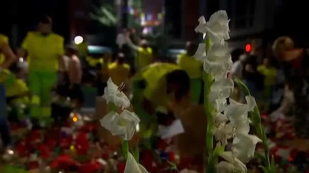 Retiran los altares espontáneos por el atentado de Barcelona